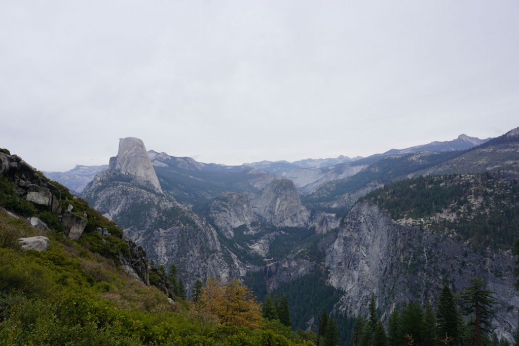 Aussicht vom Panorama Trail, man sieht die Steilwand vom Halfdome