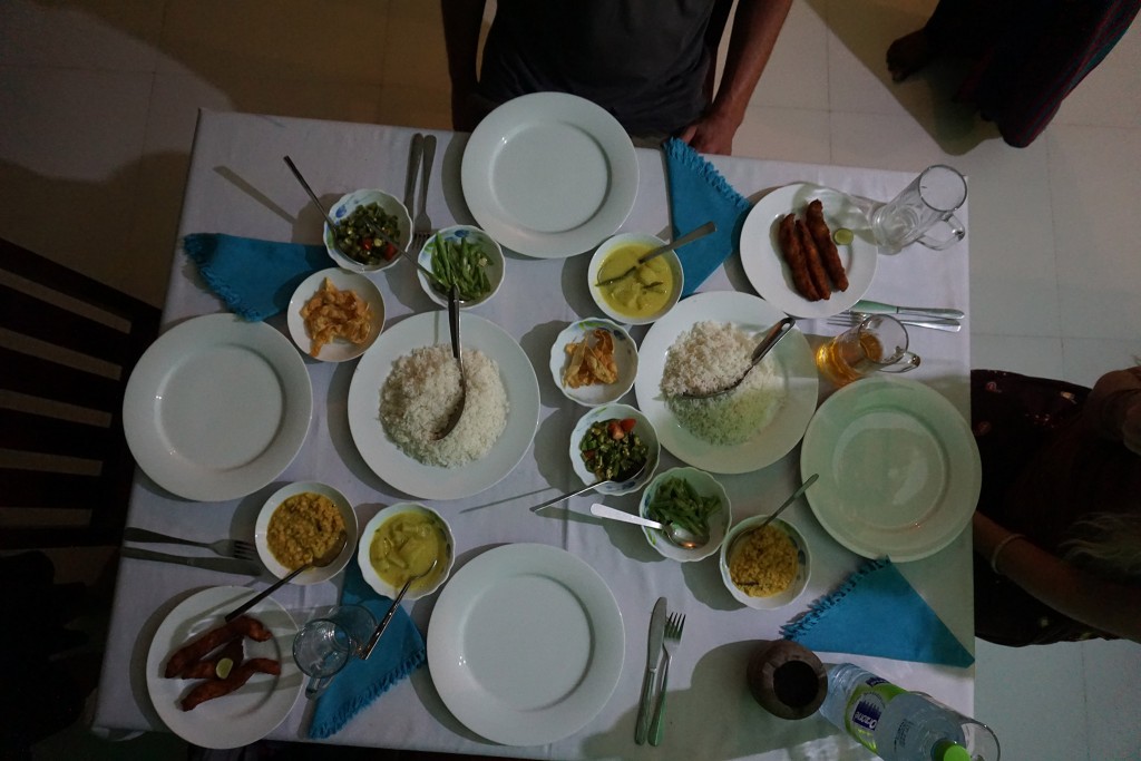 Reis und Curry sieht hier in Sri Lanka so aus: Reis und viele kleine verschiedene Beilagen (Dhal, Curry,..)
