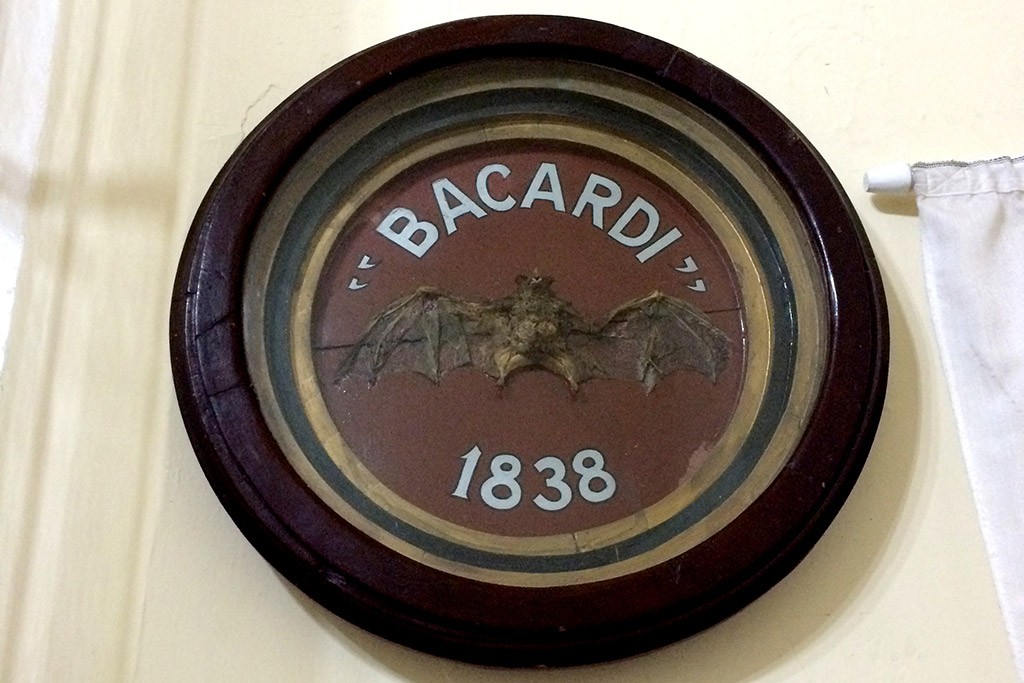 Das originale Bacardilogo mit der Fledermaus aus der Fabrik
