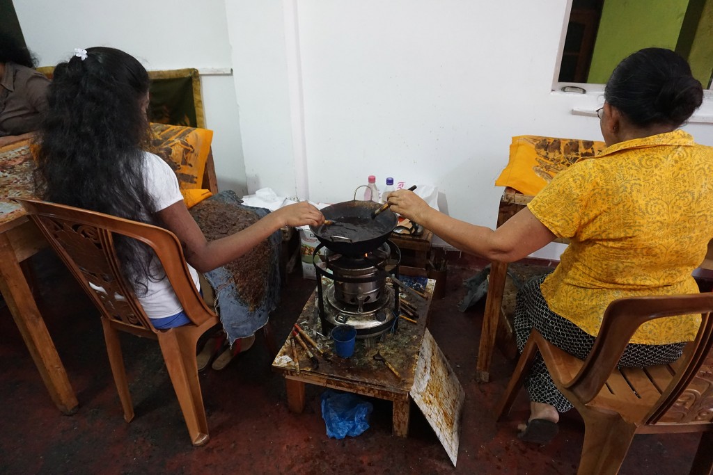 Batik-Malerinnen bestreichen Stoffe mit Wachs um die Stellen vor VerfÃ¤rbung zu schÃ¼tzen