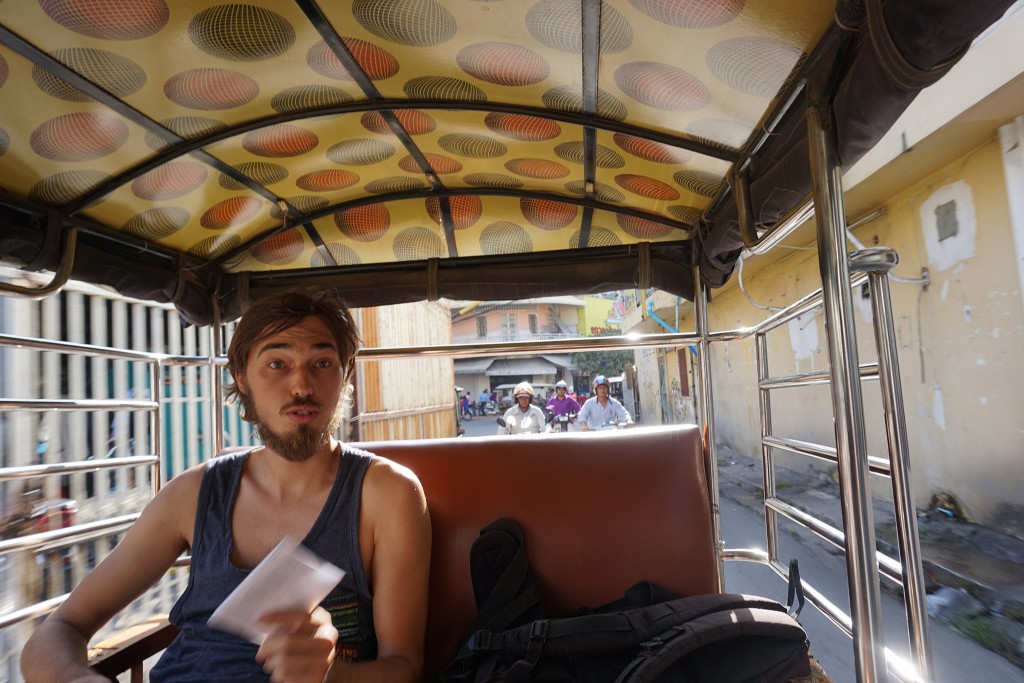 Wir hetzen mit dem Tuktuk durch Phnom Penh zu unserem Taxi