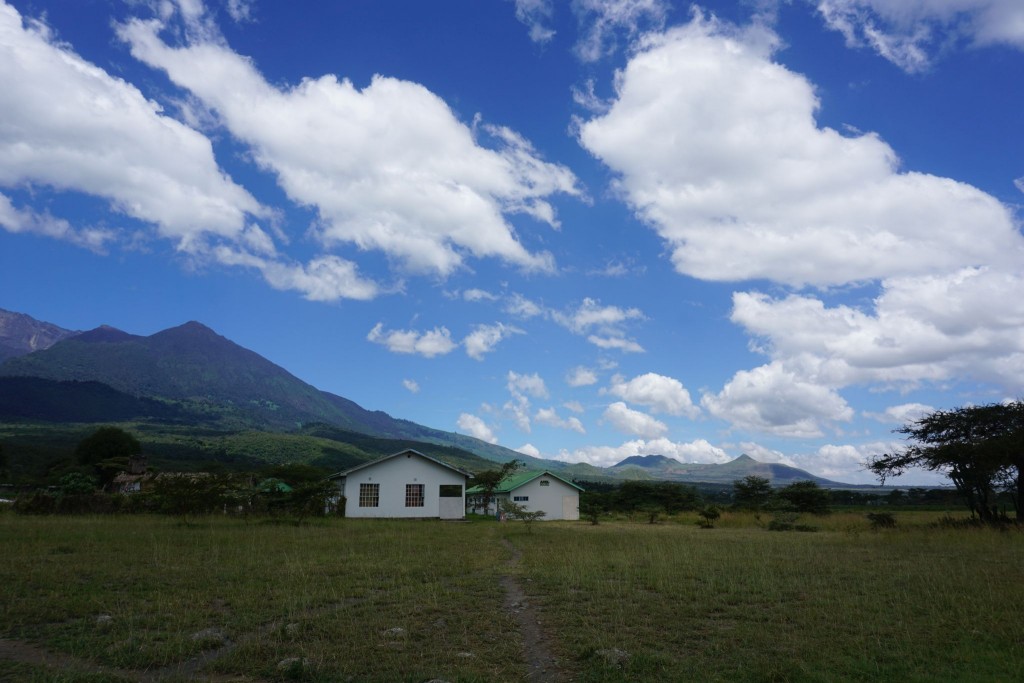 Die Ã„rzteunterkÃ¼nfte links und rechts meine Unterkunft. (Die HelferhÃ¤user sind gleich dahinter) und der Mt. Meru im Hintergrund